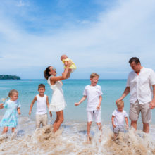 Семья на пляже Банг Тао